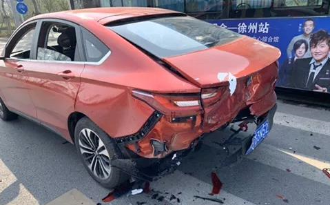 众泰君马S70撞上宝骏RC6，看到事故现场后，网友：谁也别笑谁