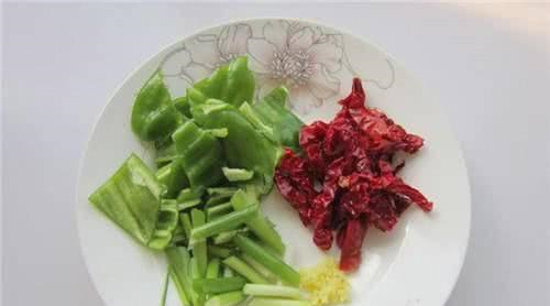 它比菠菜更补铁，一碗它等于5斤菠菜，只需锅里一炒，健脑益智！