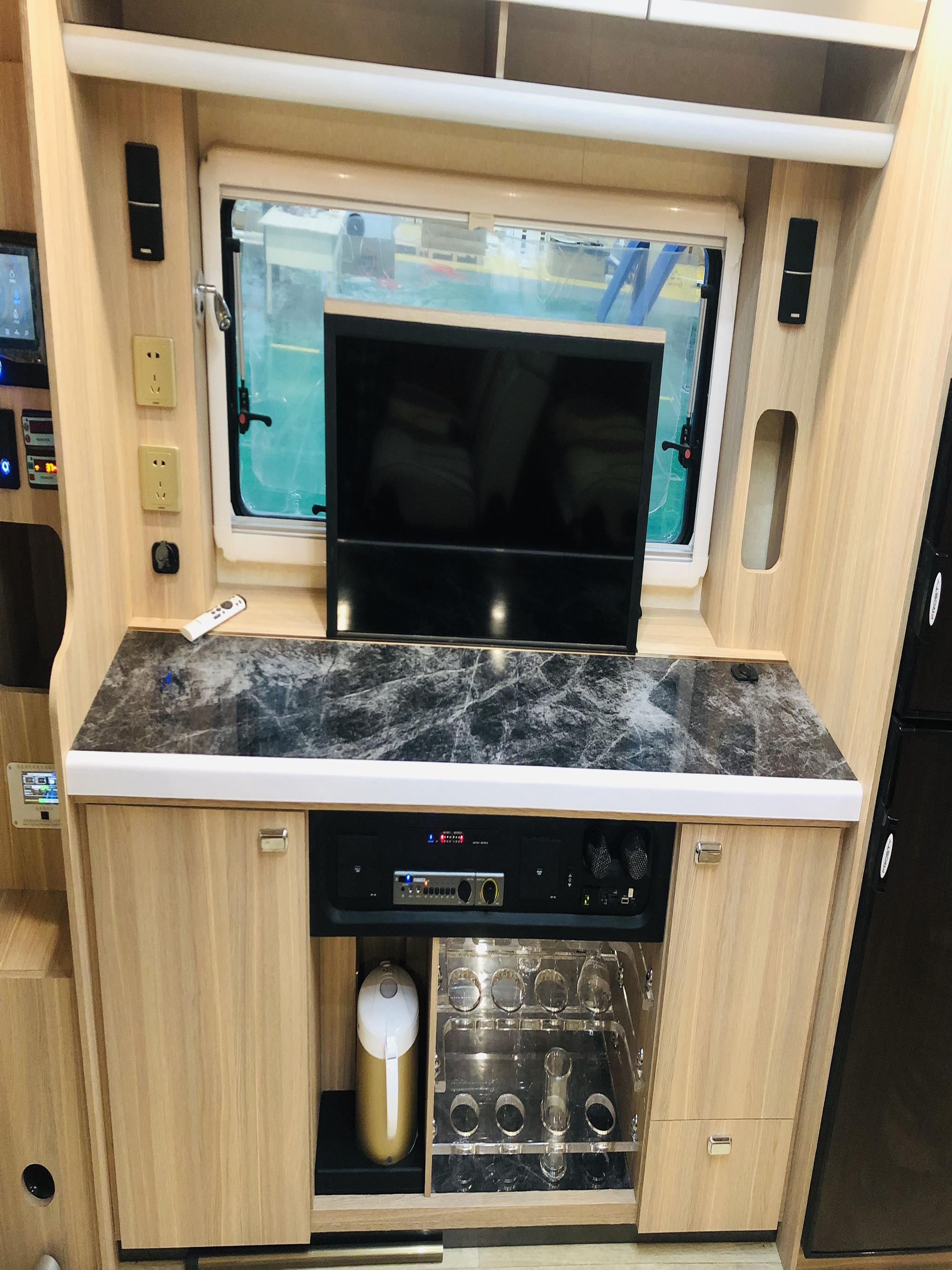 顺旅又出新车型啦-依维柯C型侧拓版