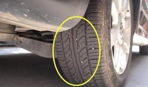 轮胎卡石子别再用钥匙抠了，老车主：使用这招，石子全跑光！