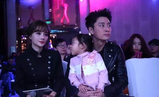 近日李小璐贾乃亮互动,离婚不是真的吧