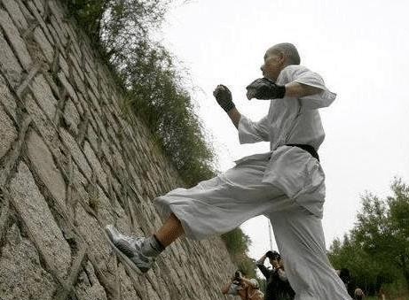 古代轻功如何练成？靠走簸箕就能行？武术大师当众揭开真相