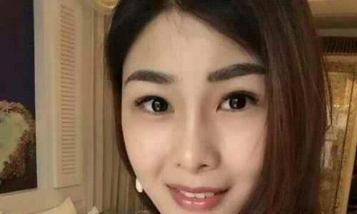 22岁时成为“车模小天后”，看到她的座驾，网友怀疑眼花了