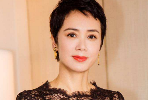 他是蒋雯丽的前男友，前妻因他嫖娼而离婚，如今与年轻女子传绯闻