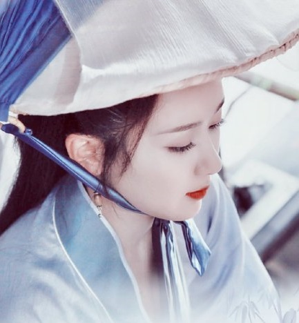 锦觅仙子杨紫机场穿西装贼霸气,玩混搭贼有范