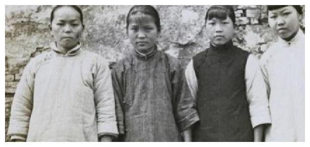 1981年，此人在深山中自称皇帝，还受“文武百官”朝拜，在位9年