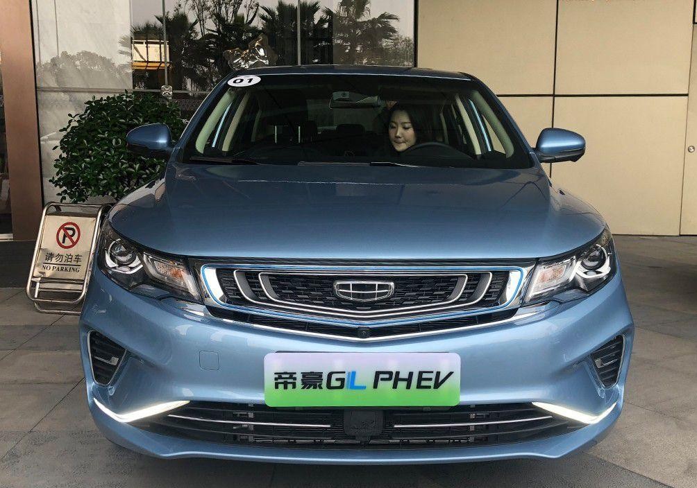 丰田YARiS两厢版官图发布；国产宝马3系内饰官图发布