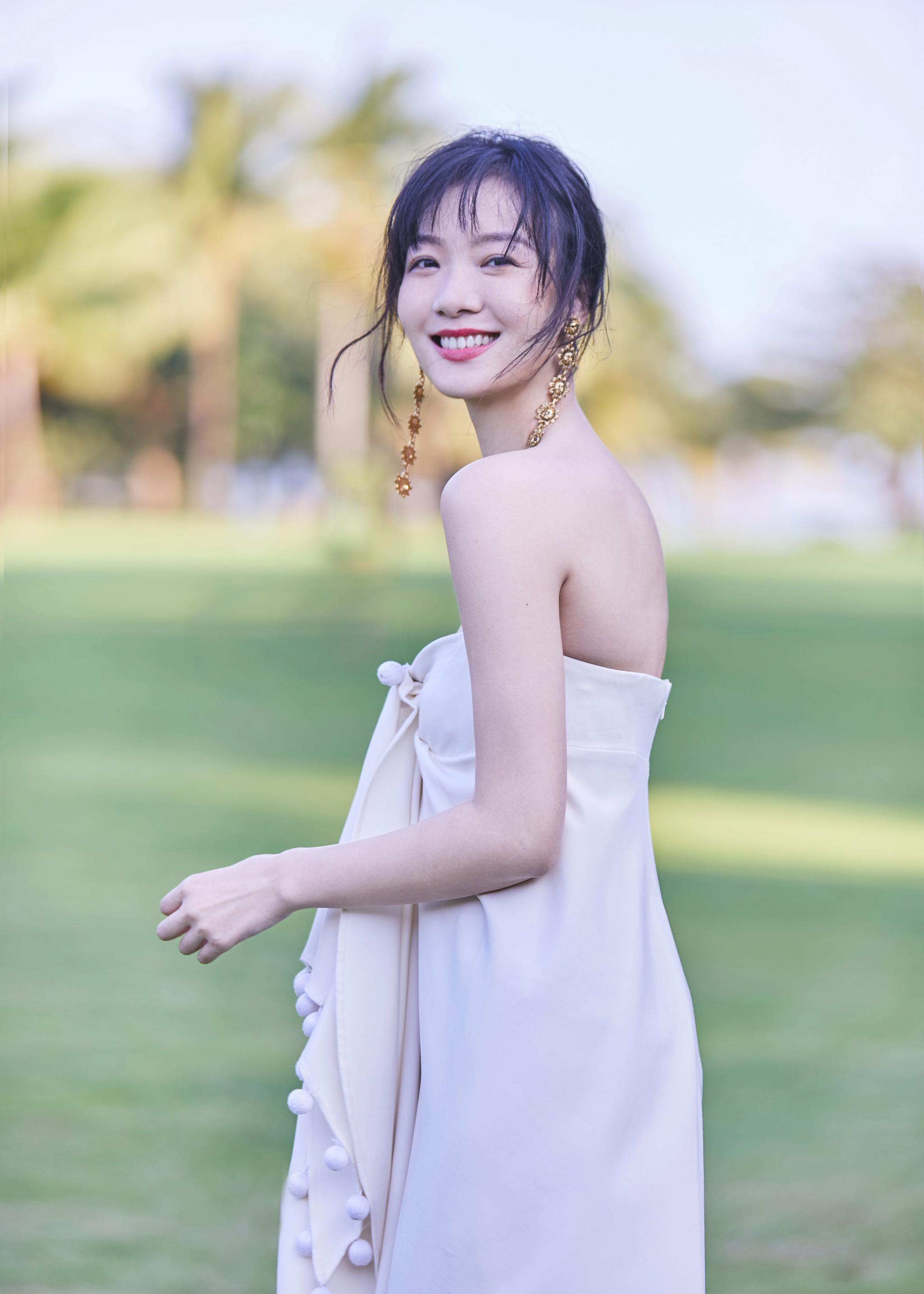 齐溪优雅现身红毯 一席温婉长裙点亮海南岛国际电影节