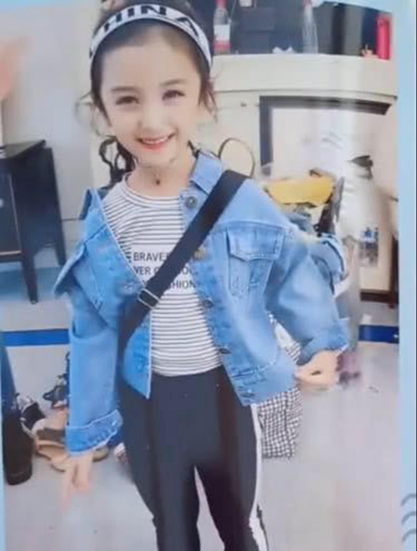 抖音小网红撞脸杨幂,当她低头的时候,网友:生