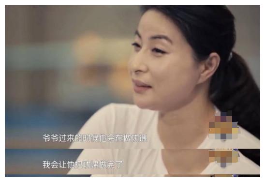 霍启刚6岁儿子和2岁女儿帮他洗车，郭晶晶生出的孩子就是能干