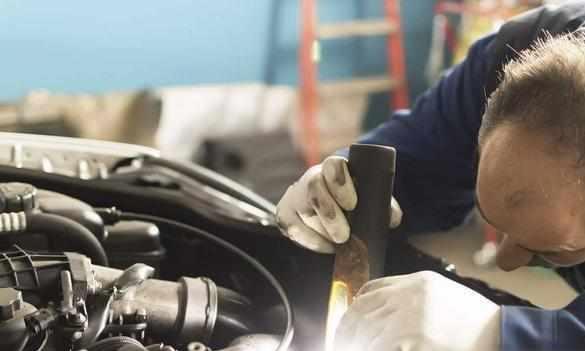 修车师傅提醒：车子跑过六万公里，这几个配件最好换了，很重要！