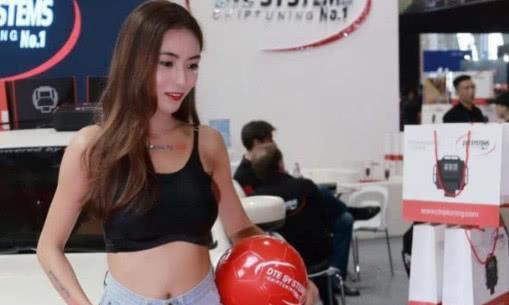 德系想要占据中国市场？请来“张柏芝”站台，手抱足球显运动范儿