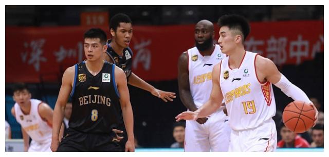 国字号控卫对决完败!于德豪10中1还怒摔毛巾 他距离方硕差太远