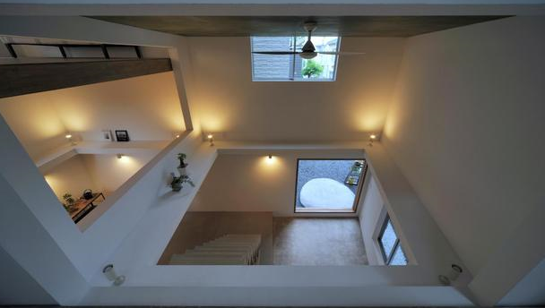 170平４层小楼，楼板打通家里空荡荡，楼梯也不做 上下楼靠爬梯子