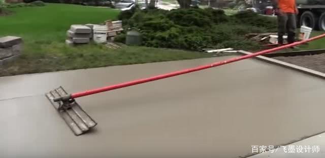 庭院现浇水泥地坪，学外国人多加一层钢丝网，比邻居家?.