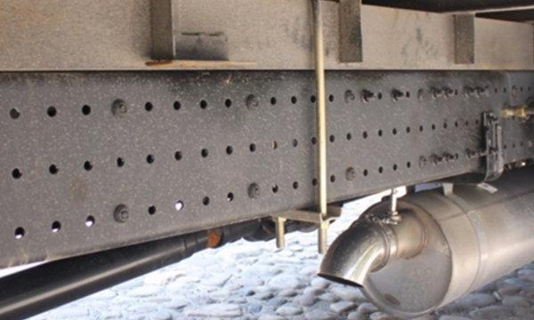 卡车大梁上为啥这么多“小孔”，是偷工减料还是为了轻量化？