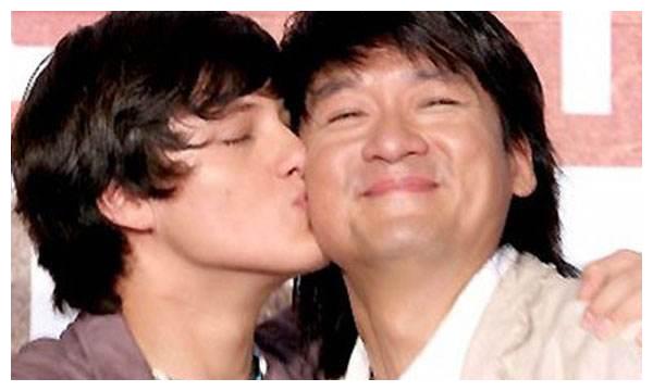 周华健混血儿子罕曝光，头发散乱胡须浓密，网友指其撞脸杰克船长