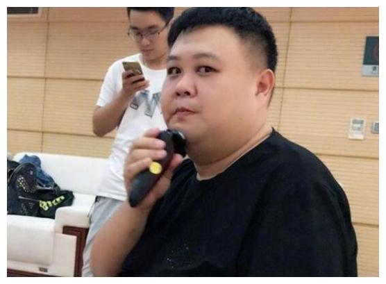 孙越跟妻子超有夫妻相，一家三口同款脸型身材，一看就是一家人