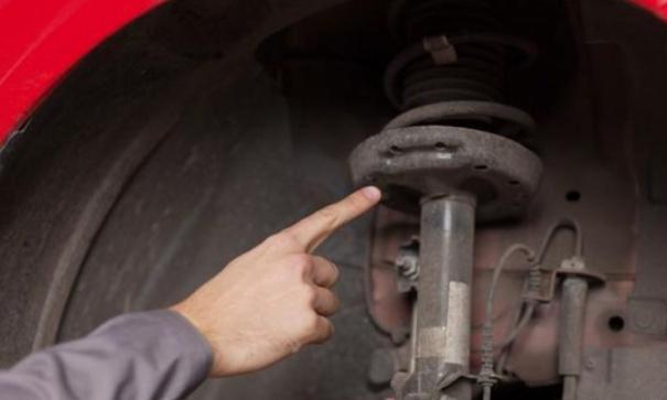 如何判断汽车的避震器是否损坏？老司机：很简单，看这两点就够了
