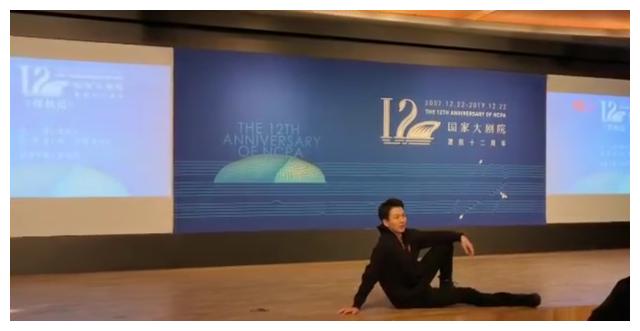 袁立前夫赵岭国家大剧院演出，离观众仅2米，大长腿很抢眼