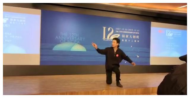 袁立前夫赵岭国家大剧院演出，离观众仅2米，大长腿很抢眼