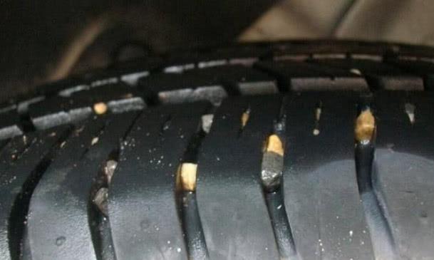 10年的老车主才知道，轮胎卡石子用一个“土”办法，石子跑光光