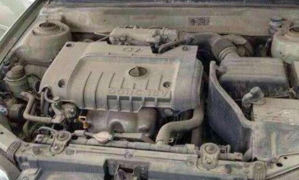 修车师傅：发动机的灰尘别用毛巾擦，学会用这招，灰尘就可全跑光