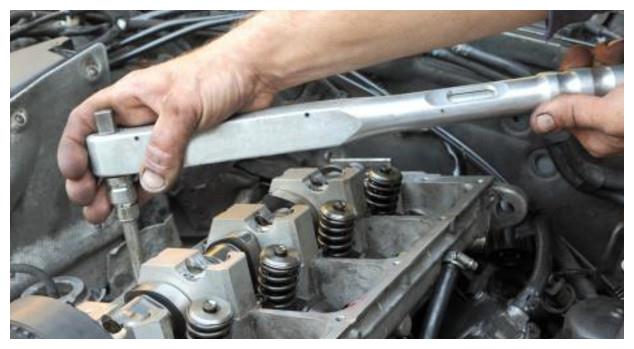 汽车发动机里积碳多？老司机教你一招，自己轻松搞定