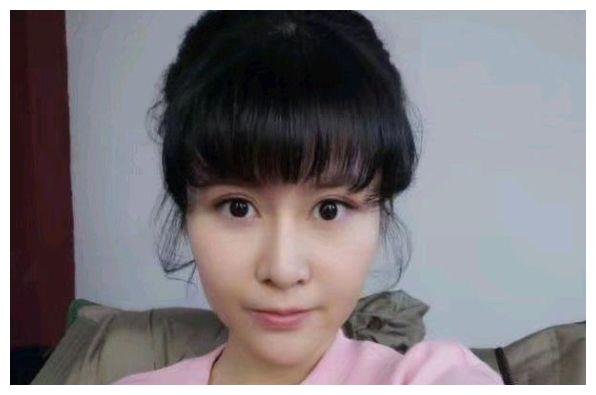 59岁黄宏近照，隐藏了25年的女儿，原来大家很熟悉