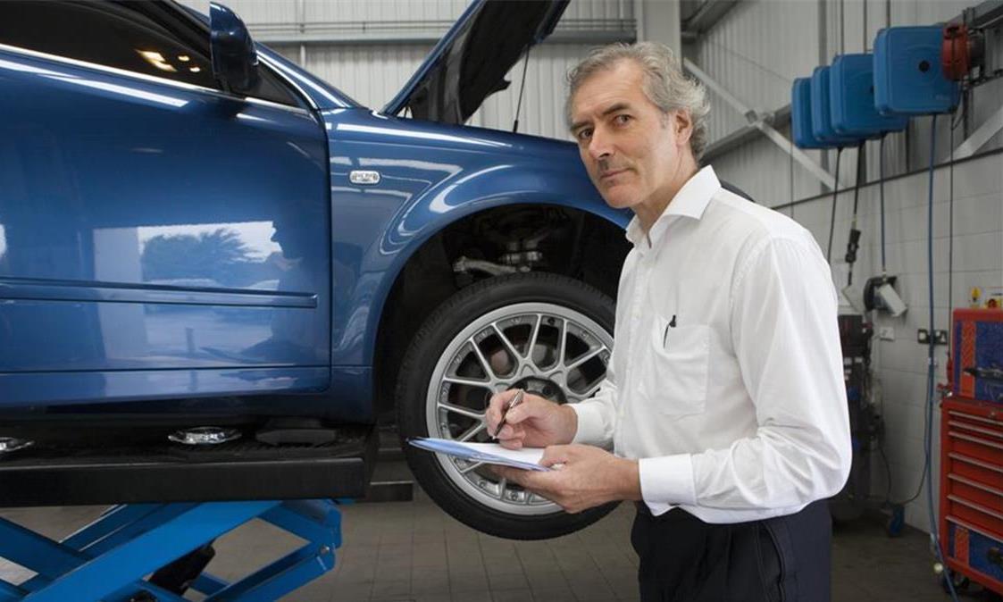 方向盘动不了是车子出现问题？汽车的这5个“故障”不用修