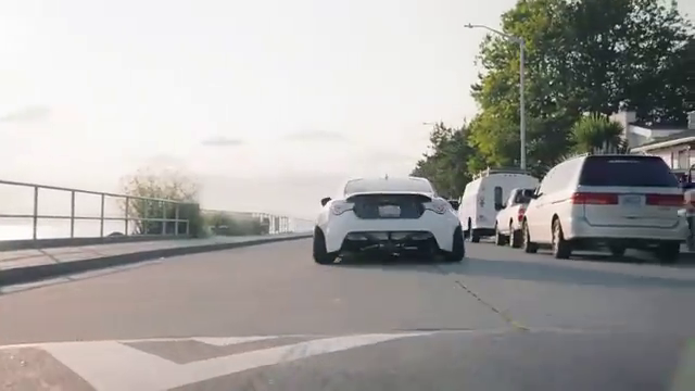 低趴宽体改装车展示，白色车身非