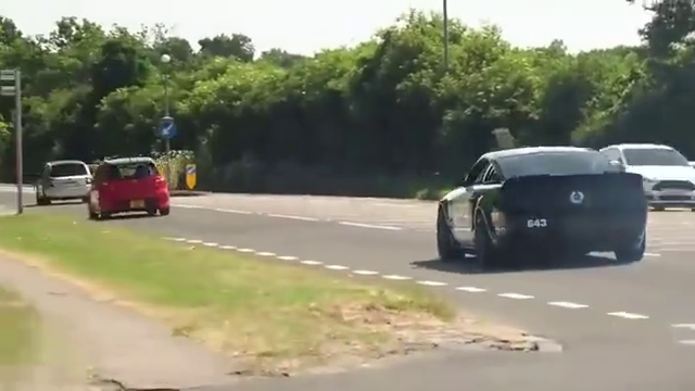 这款跑车在路上的状态也太帅了！