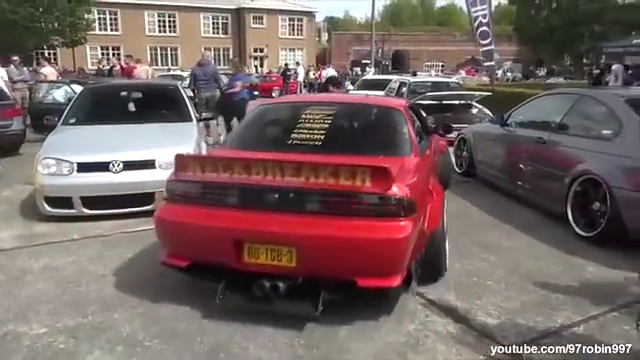 红色的跑车真优雅，性能表现真不