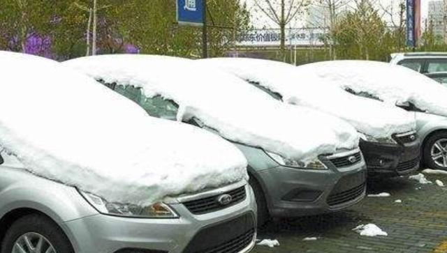 北方车主看过来，车被埋雪里，这样处理不伤车