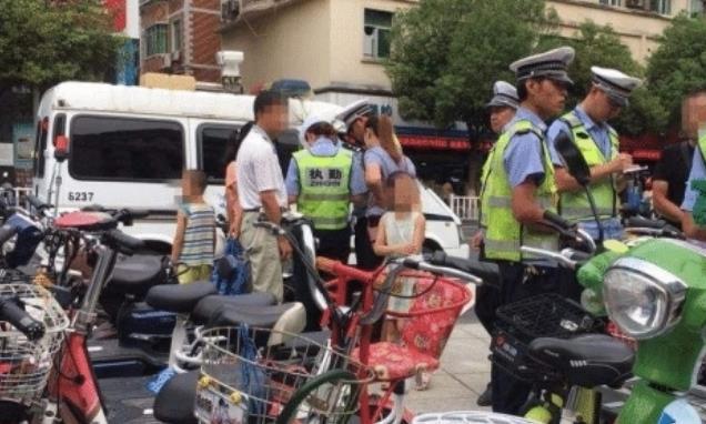 电动车与摩托都被禁止，老百姓用什么接孩子上学？专家给出答案！