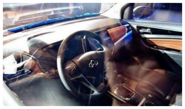 长安一款靠“脸”吃饭的车,车长4米7,开在路上很有辨识度