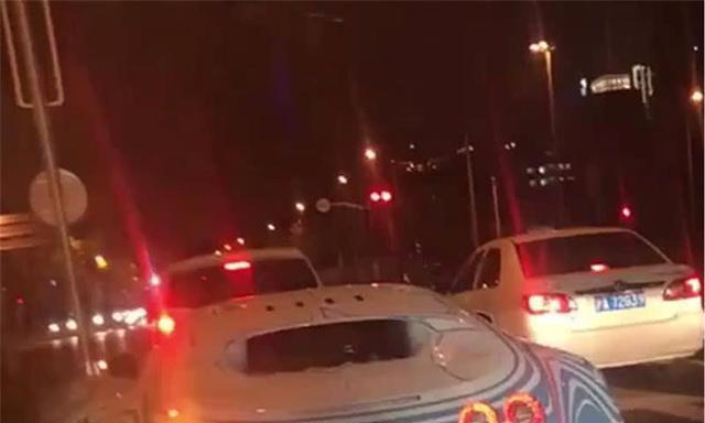 上海偶遇“青花瓷”布加迪，为拍照，车主跟车很近！网友：有矿？