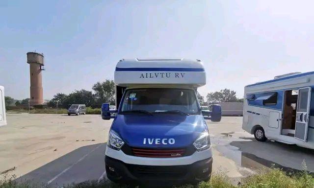 依维柯8AT房车空间大床铺多，来一场充满爱的旅行，36.8万起售