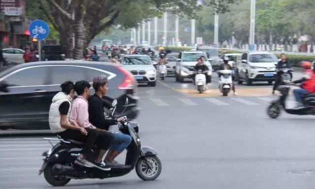 电动车再次被针对，安装挡风罚50元，交警：为了大家着想