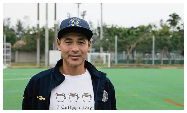 曾经的日本足球明星,如今在小村庄里种地