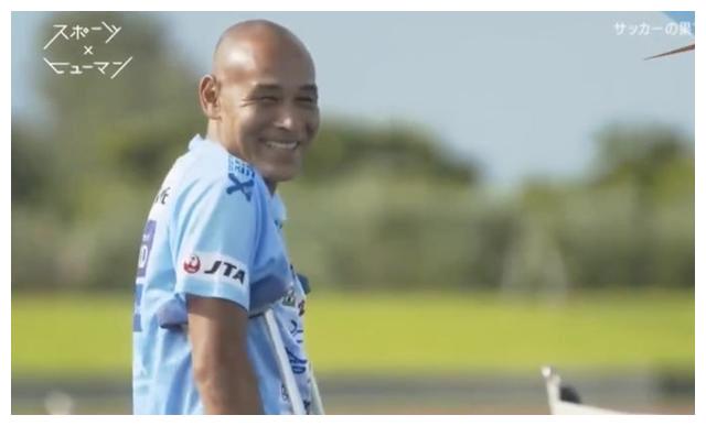 曾经的日本足球明星,如今在小村庄里种地