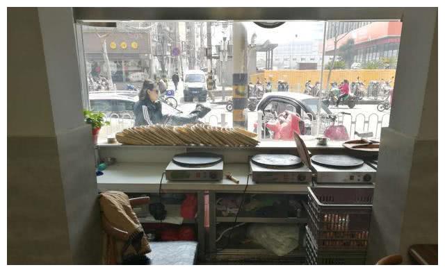 徐州有家菜煎饼店不走寻常路,店面火爆,5年开一千多家