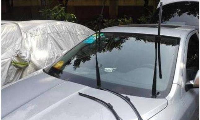 用车小常识：夏天室外停车为何要把雨刷竖起来，原来是这么回事