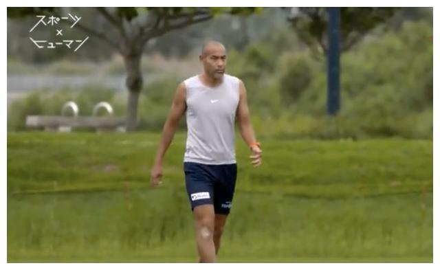 曾经的日本足球明星,如今在小村庄里种地