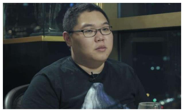 反向抽烟已是过去式,pdd又有新动作,又是一个表情包