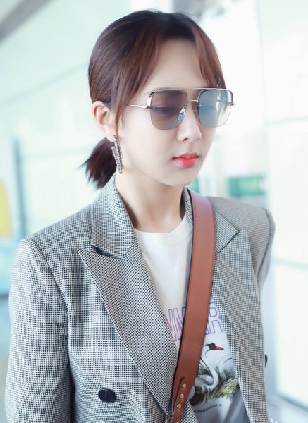 锦觅仙子杨紫机场穿西装贼霸气,玩混搭贼有范