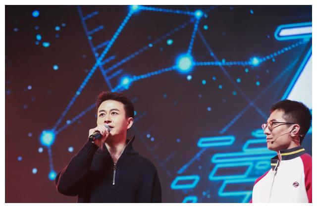 袁立前夫赵岭国家大剧院演出，离观众仅2米，大长腿很抢眼