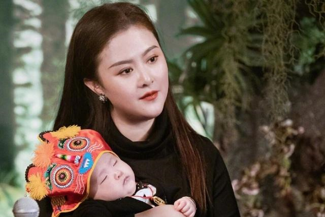 沈腾给儿子办百岁宴,大方晒出儿子正面照,妻子