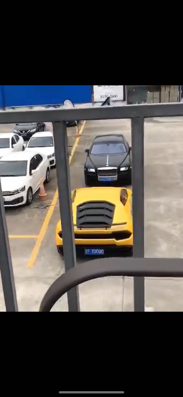 南通某企业停车场实拍，兰博基尼+劳斯莱斯，气场太强了！