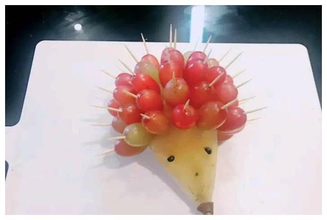 幼儿园布置亲子作业 用水果做动物 看到最后一个 笑得直不起腰